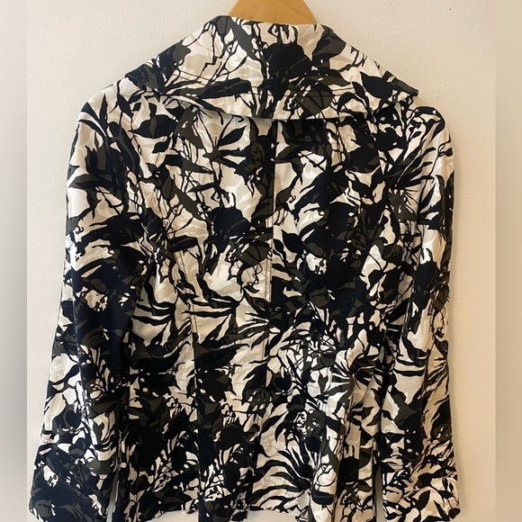 St John Black and White Floral Leaf Print Lightweight Cotton Jacket - Picture 9 of 11